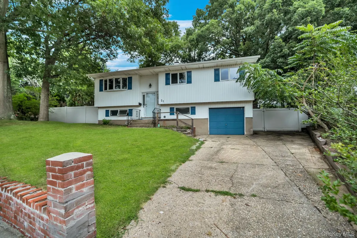 21 University DR, Ronkonkoma, NY 11779