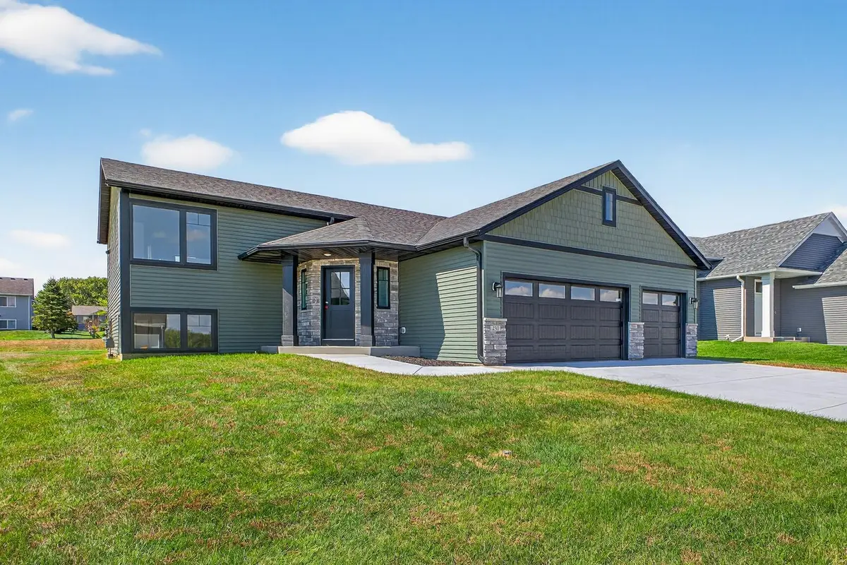 251 Stonelake DR SE, Rochester, MN 55904