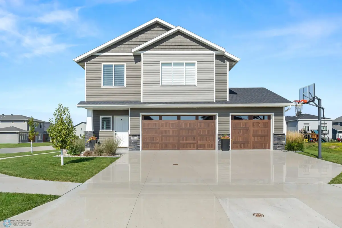 4866 Hampton CIR S, Moorhead, MN 56560