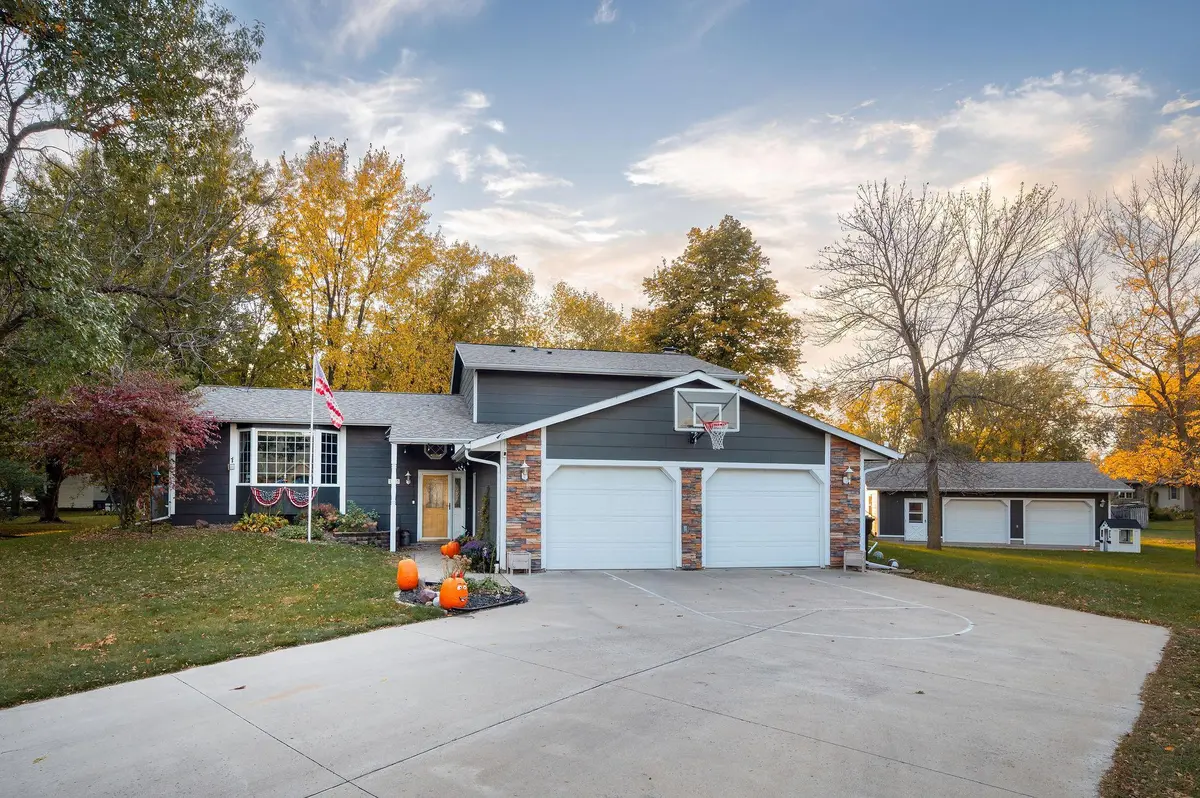 1835 Jamison DR, Windom, MN 56101