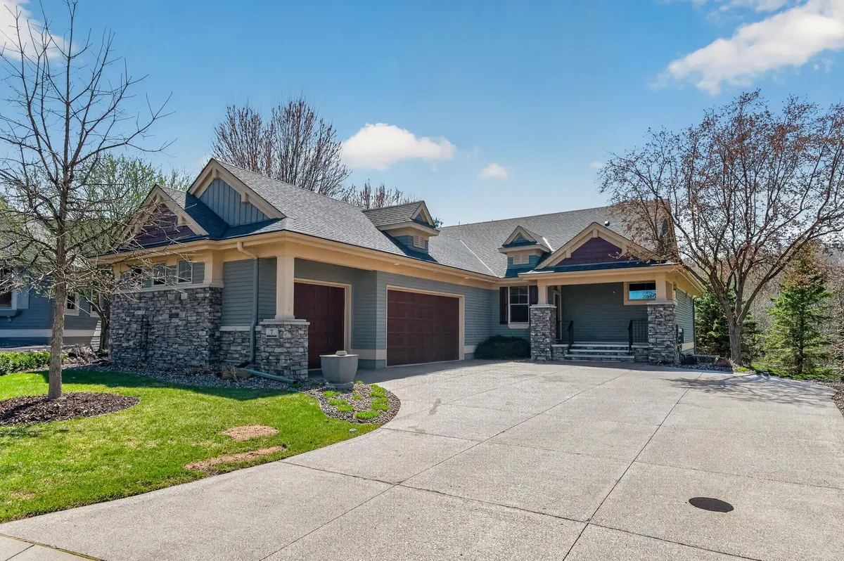 7 Hawthorne CT, North Oaks, MN 55127