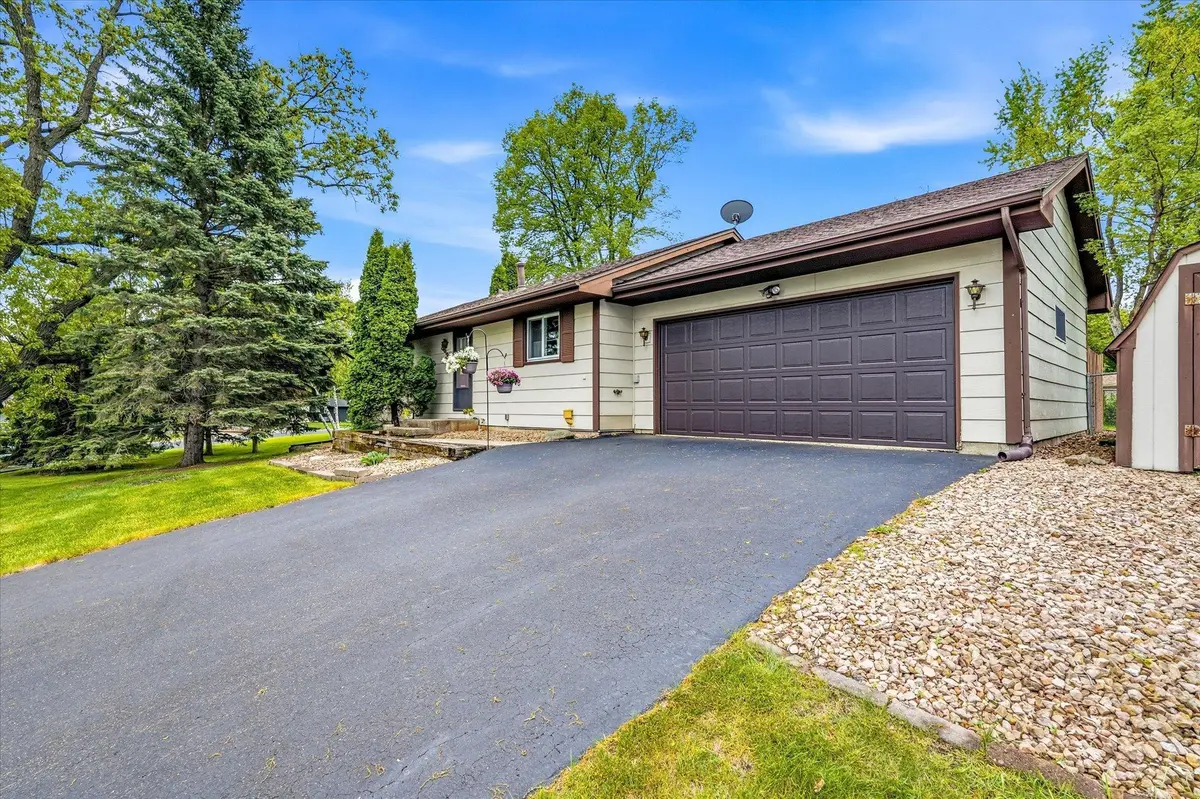 8435 Shadyview LN N, Maple Grove, MN 55311