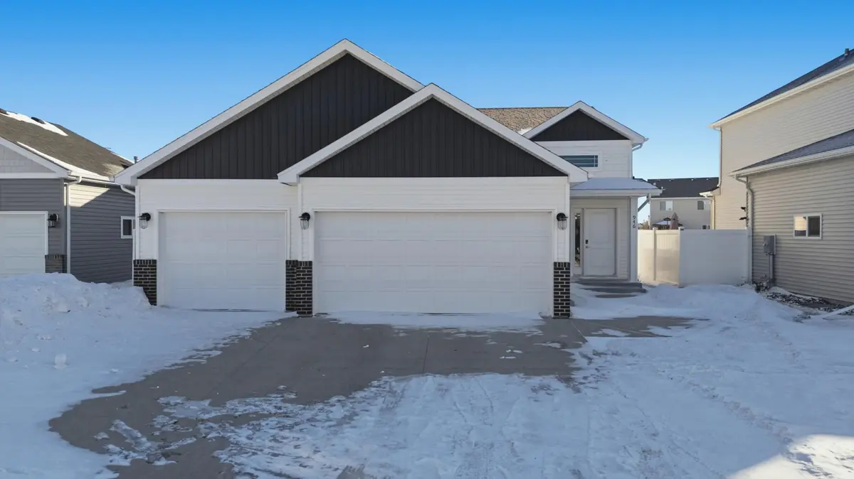 946 Albert DR W, West Fargo, ND 58078