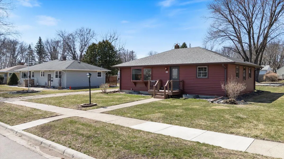 1605 Knight AVE N, Glencoe, MN 55336