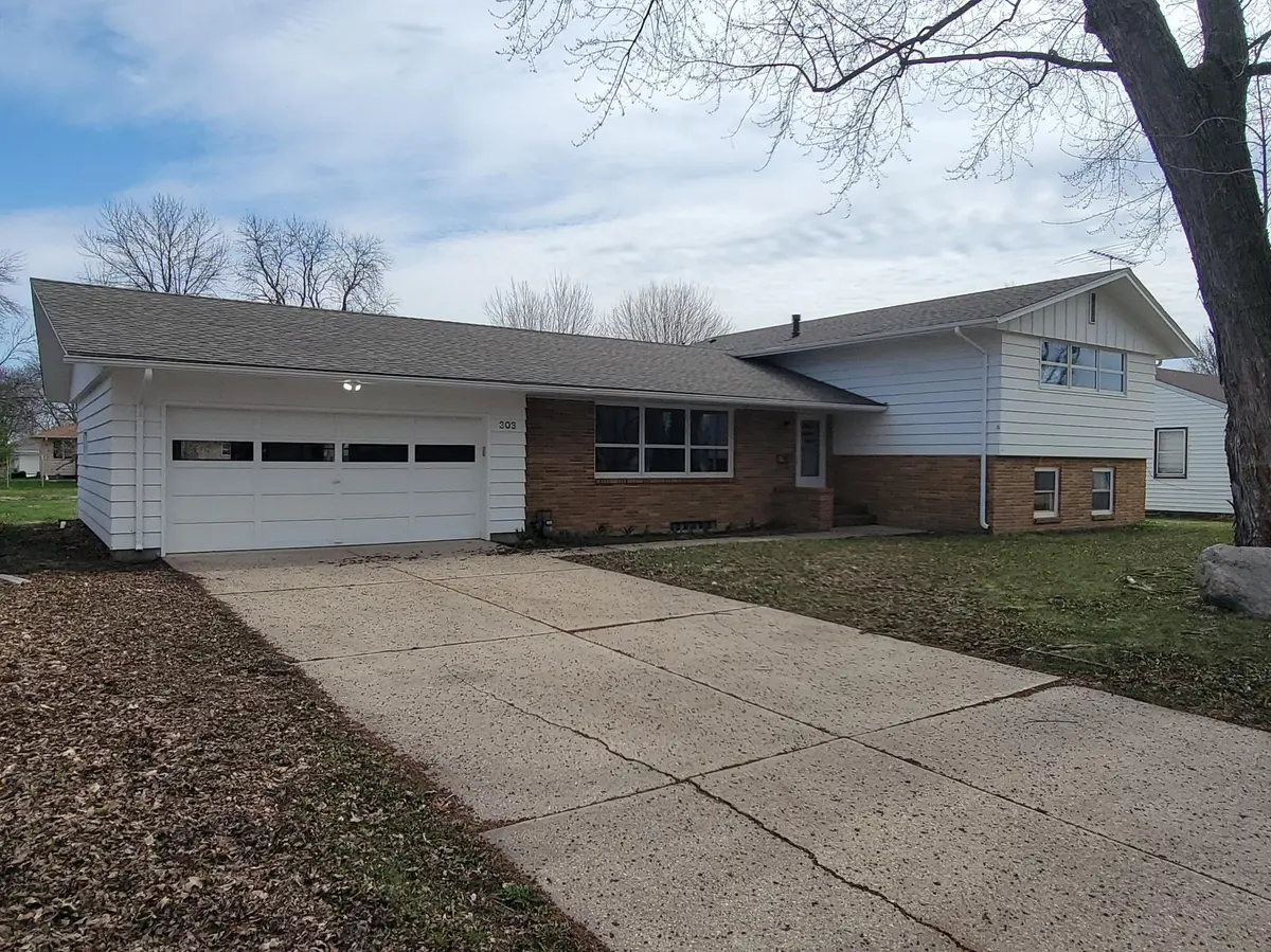 303 Lexington AVE N, New Prague, MN 56071