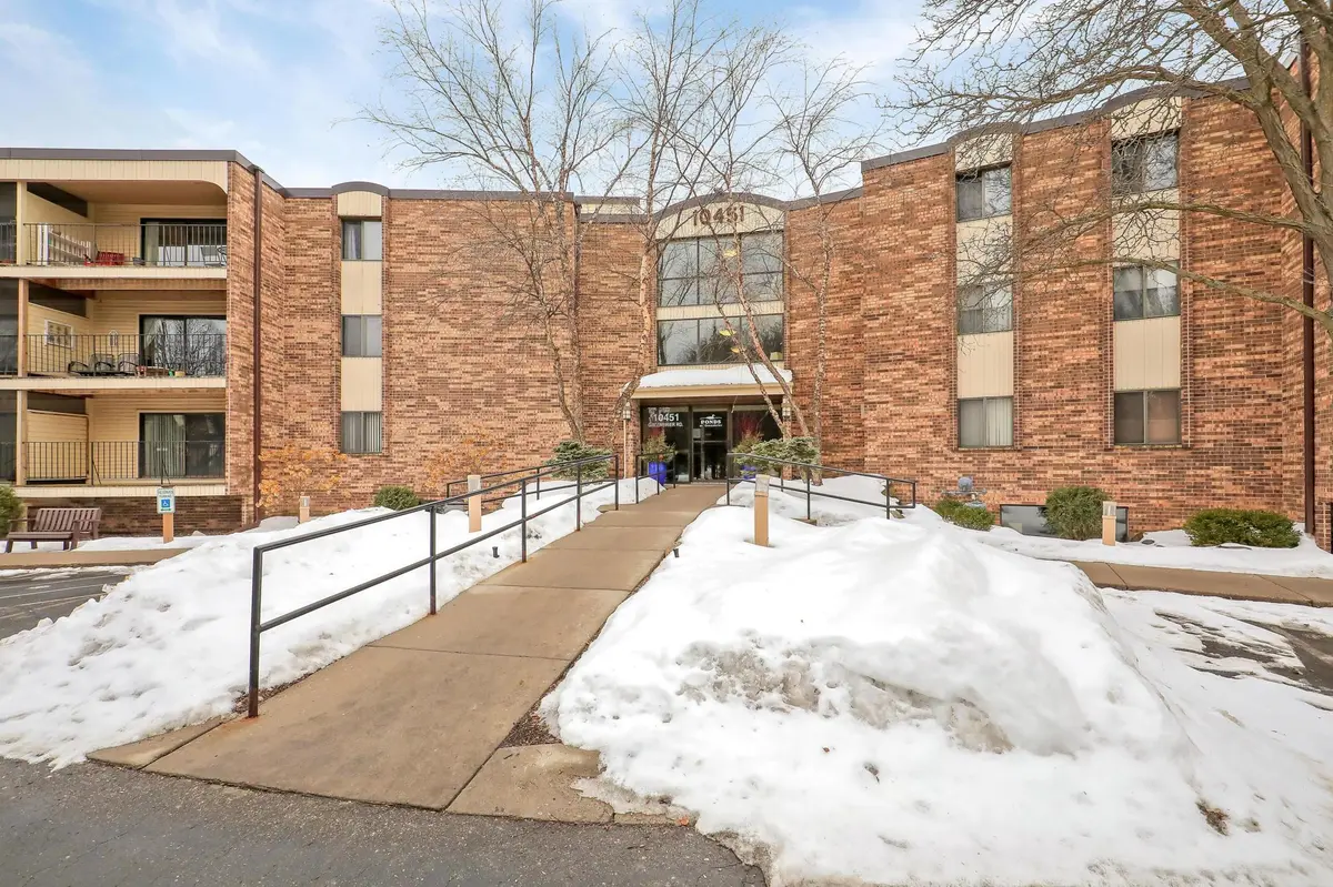 10451 Greenbrier RD #211, Minnetonka, MN 55305