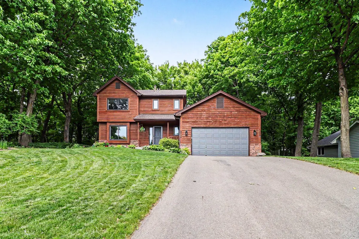 2714 Shadow Wood CT, Chaska, MN 55318