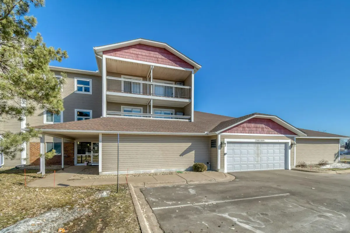 7600 157th ST W #103, Apple Valley, MN 55124