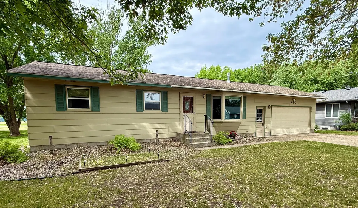 940 Lilac DR, Sauk Centre, MN 56378