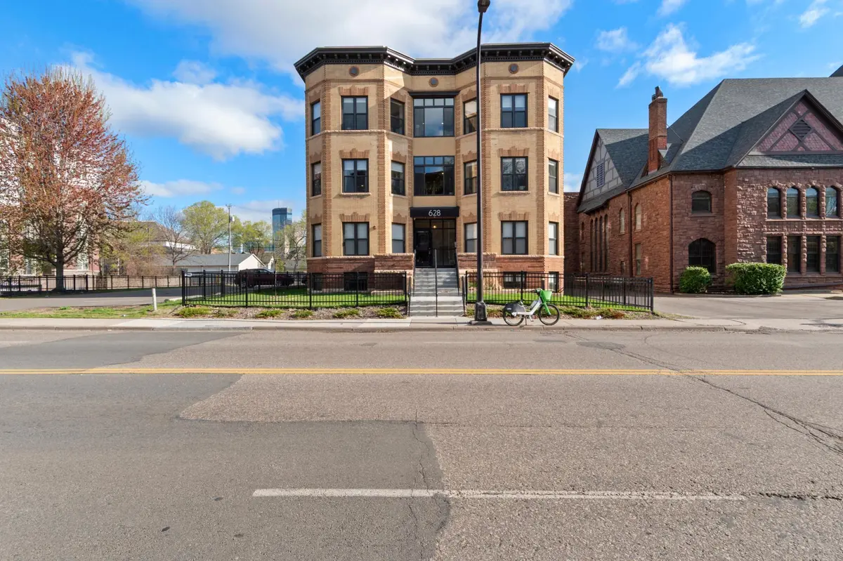 628 E Franklin AVE #301, Minneapolis, MN 55404
