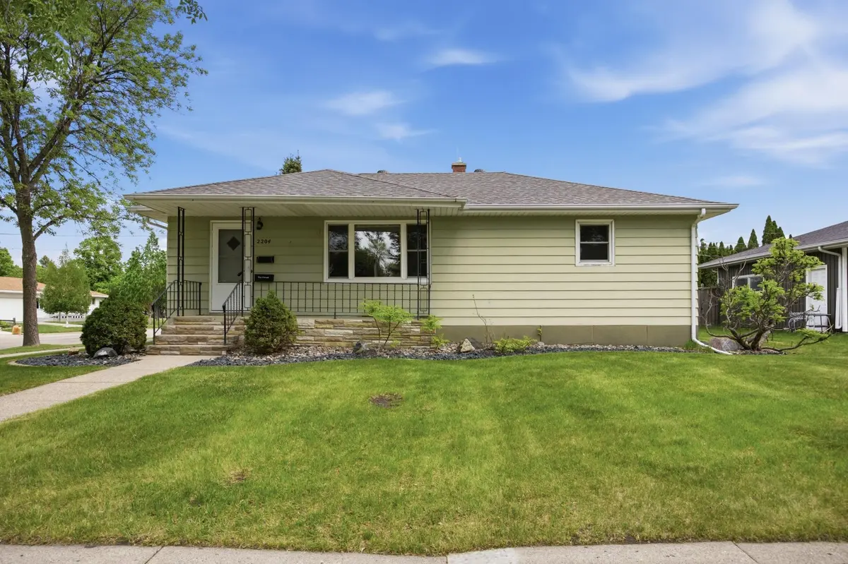 2204 7th ST S, Moorhead, MN 56560