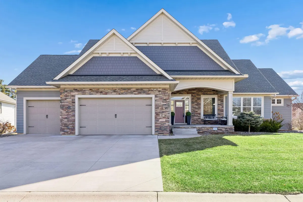 17 Crescent LN, North Oaks, MN 55127