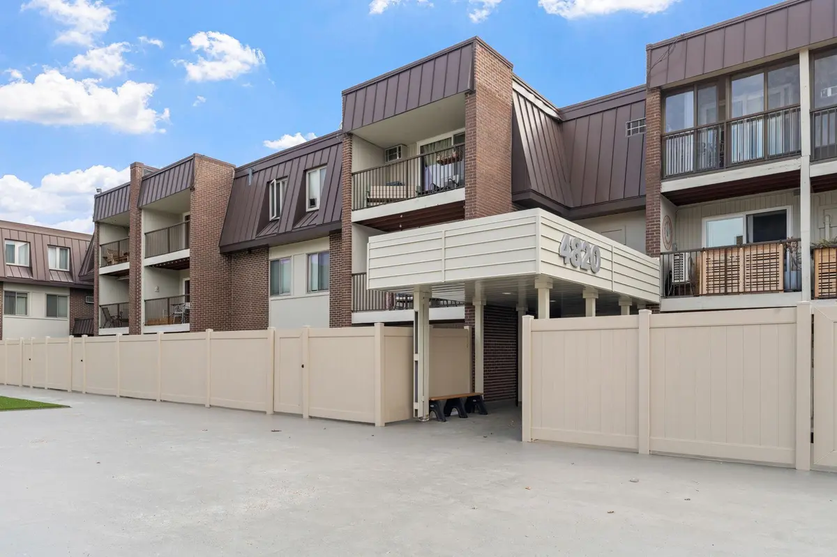 4820 Park Commons DR #21, Saint Louis Park, MN 55416