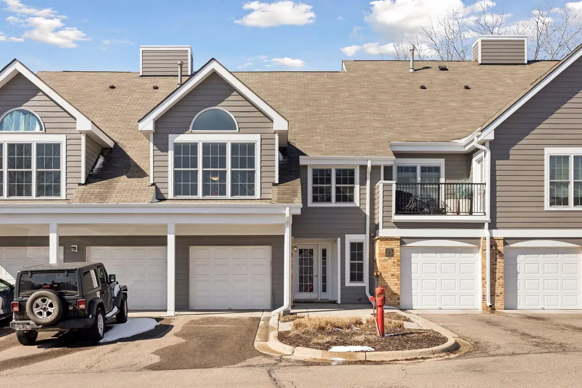 6050 Chasewood Pkwy #202, Hopkins, MN 55343