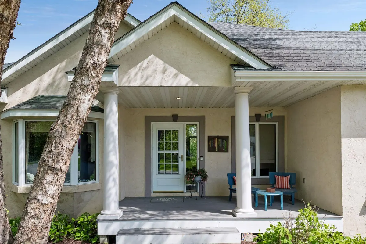 4153 Hallgren LN, Chanhassen, MN 55331