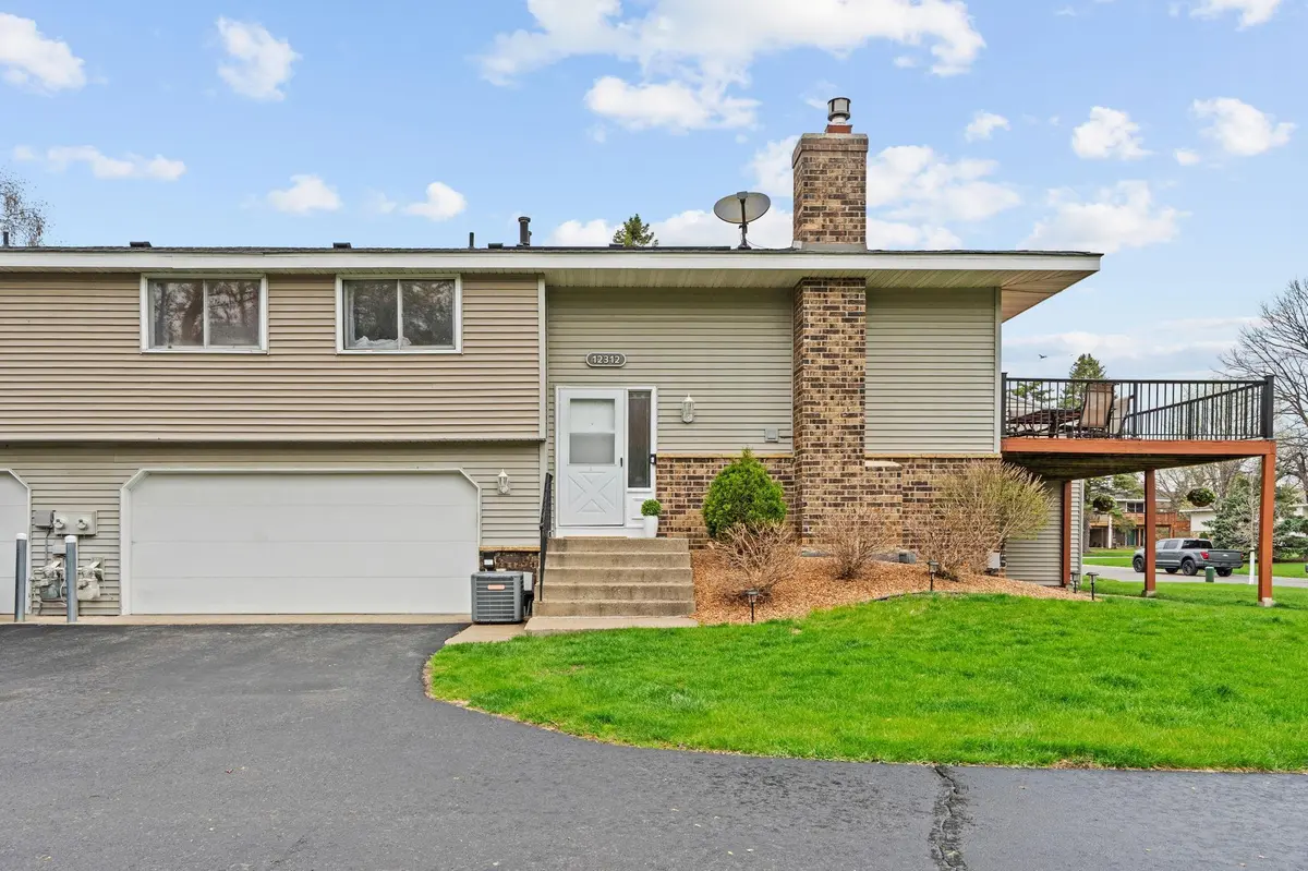 12312 Oak Leaf CT, Burnsville, MN 55337