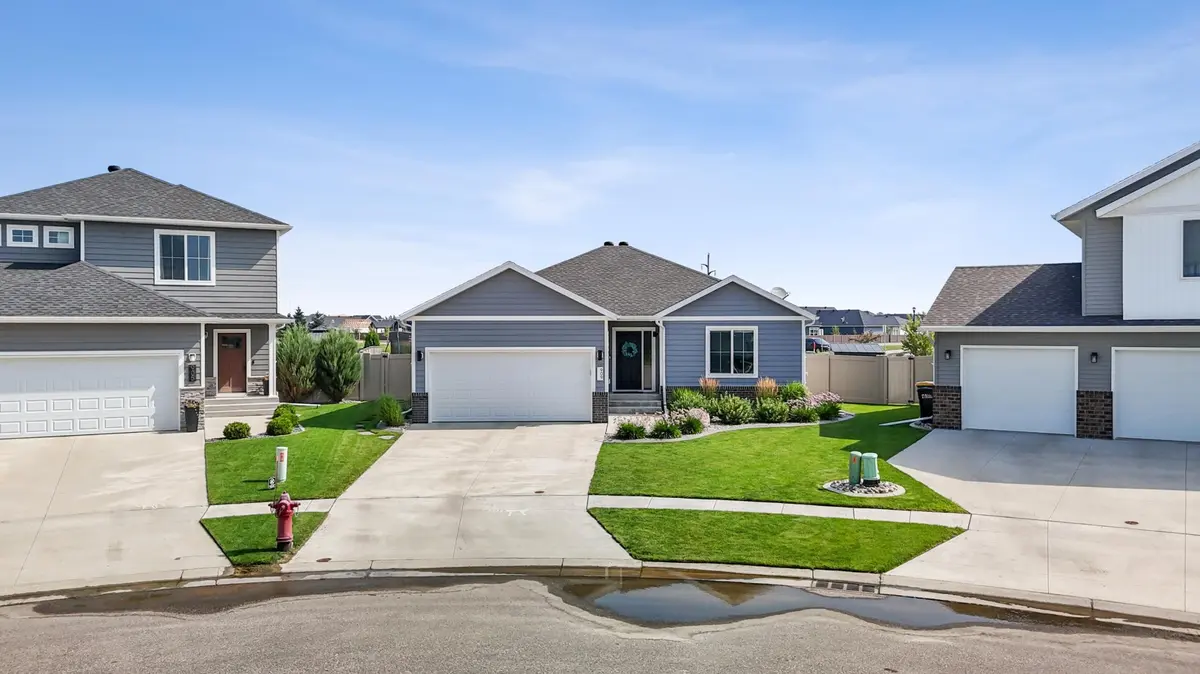 909 Ashley DR W, West Fargo, ND 58078