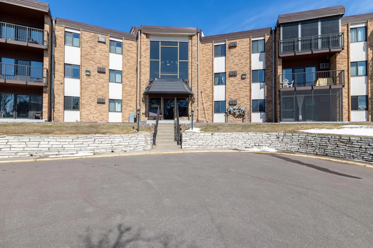 2700 Oxford ST N #102, Roseville, MN 55113
