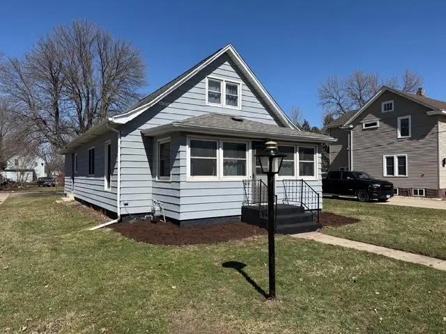 302 W 5th AVE, Lakefield, MN 56150