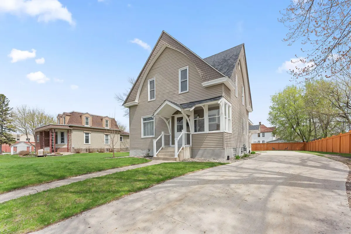 607 4th ST SW, Willmar, MN 56201