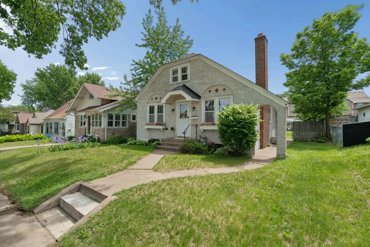 950 Hawthorne AVE E, Saint Paul, MN 55106