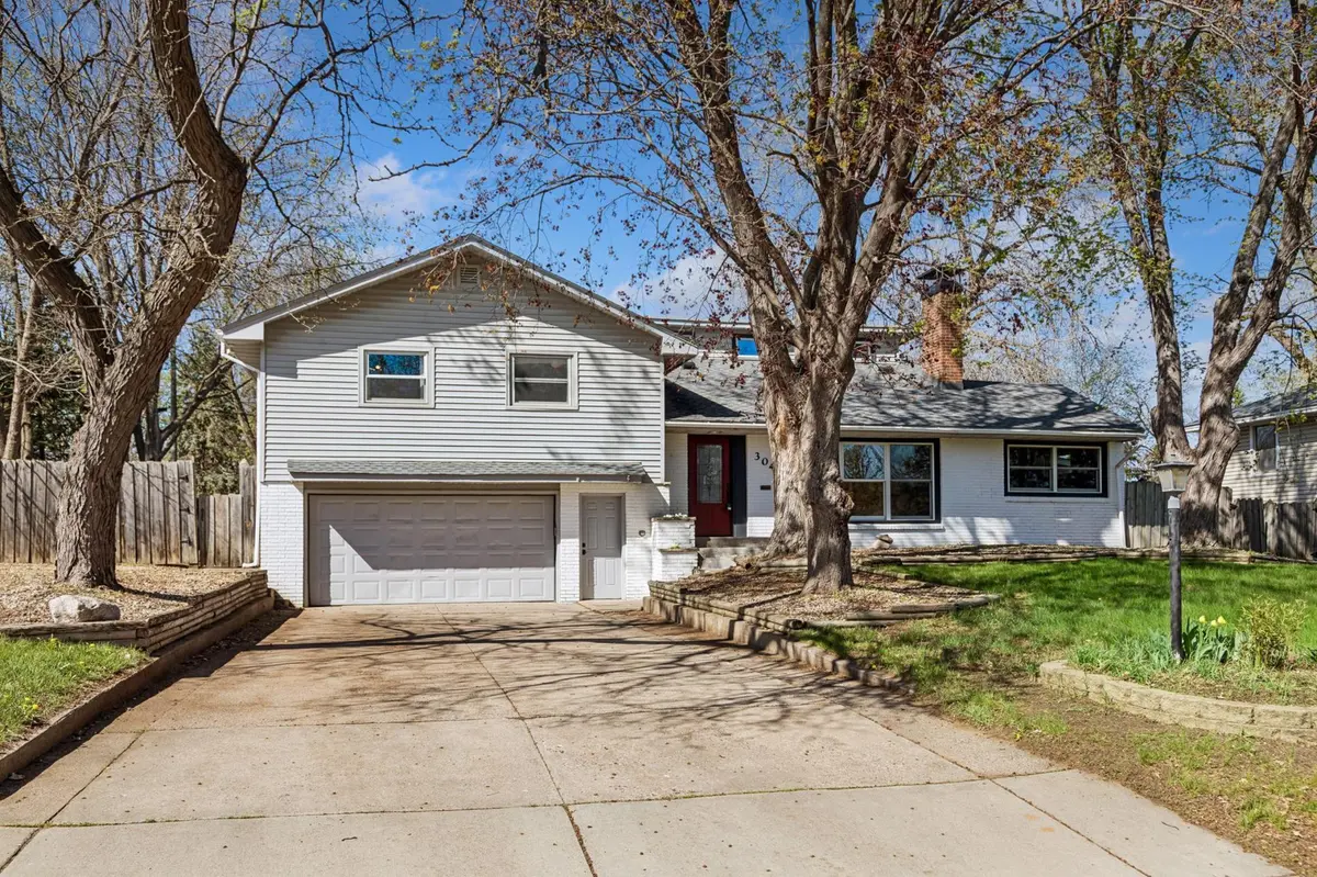 304 Valley High RD, Burnsville, MN 55337