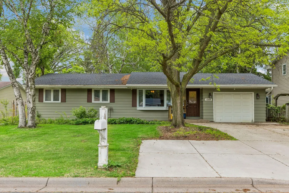 1249 Pinewood CT, Woodbury, MN 55125