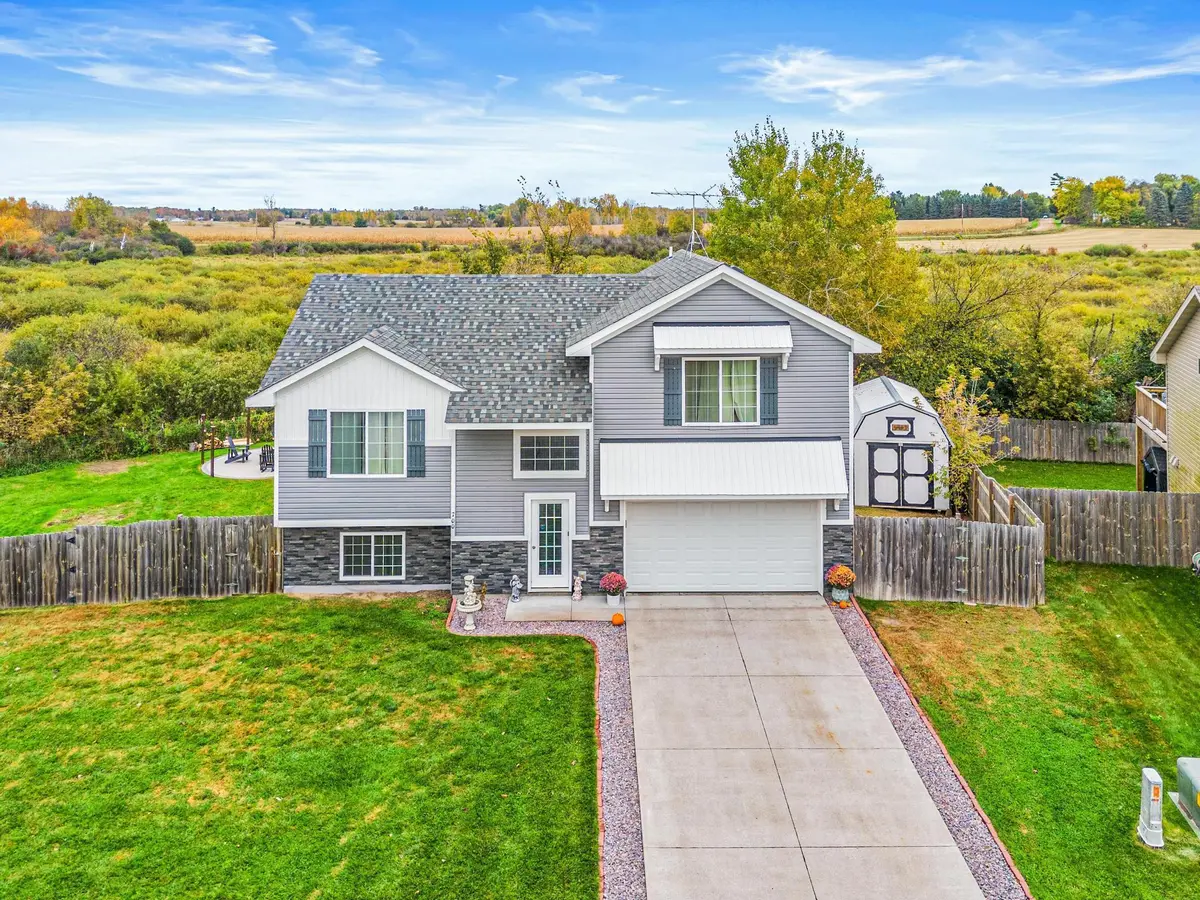 700 Horseshoe LN, Braham, MN 55006