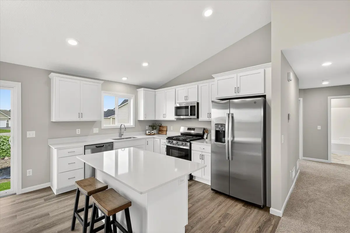 913 Brandenburg LN, Waverly, MN 55390
