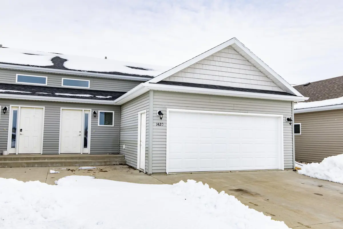1420 Goldenwood DR, West Fargo, ND 58078