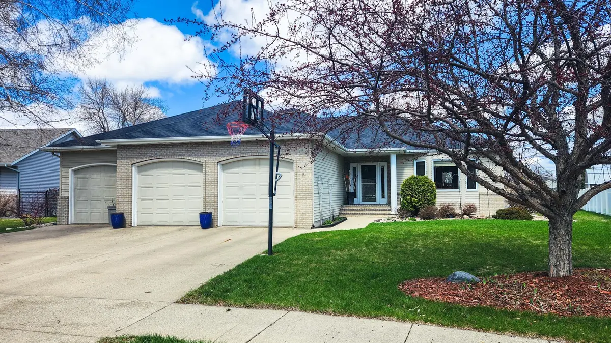 4041 S Rivershore DR, Moorhead, MN 56560