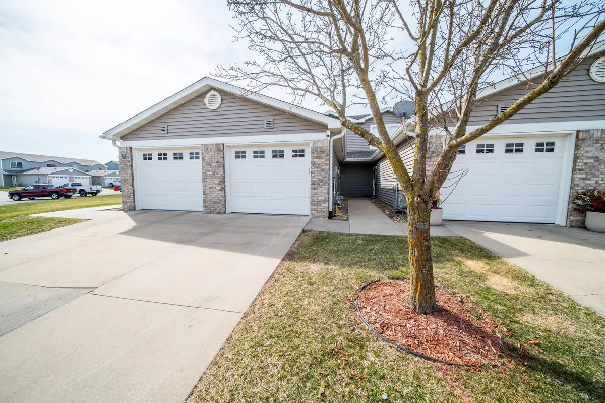 562 Pointe Ct SW, Rochester, MN 55902