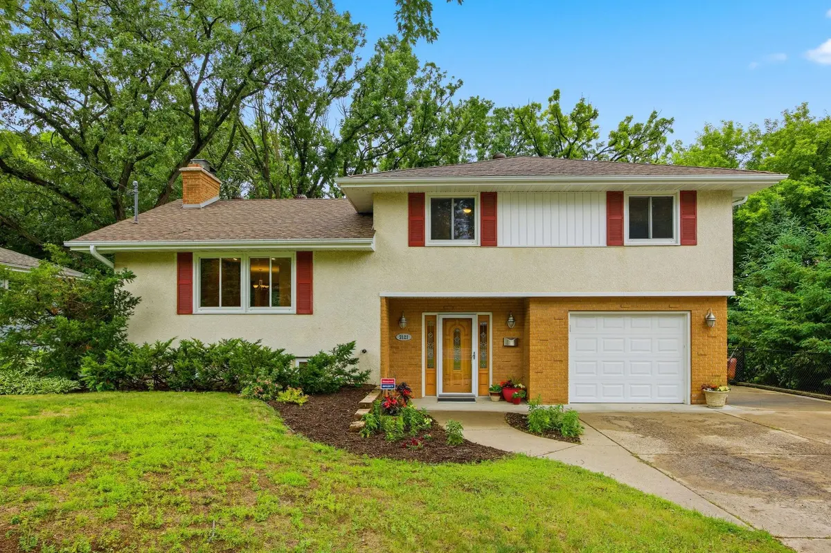3121 W 84th ST, Bloomington, MN 55431
