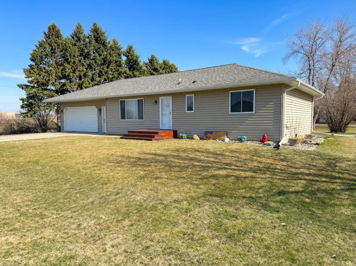 305 3rd ST NW, Rothsay, MN 56579