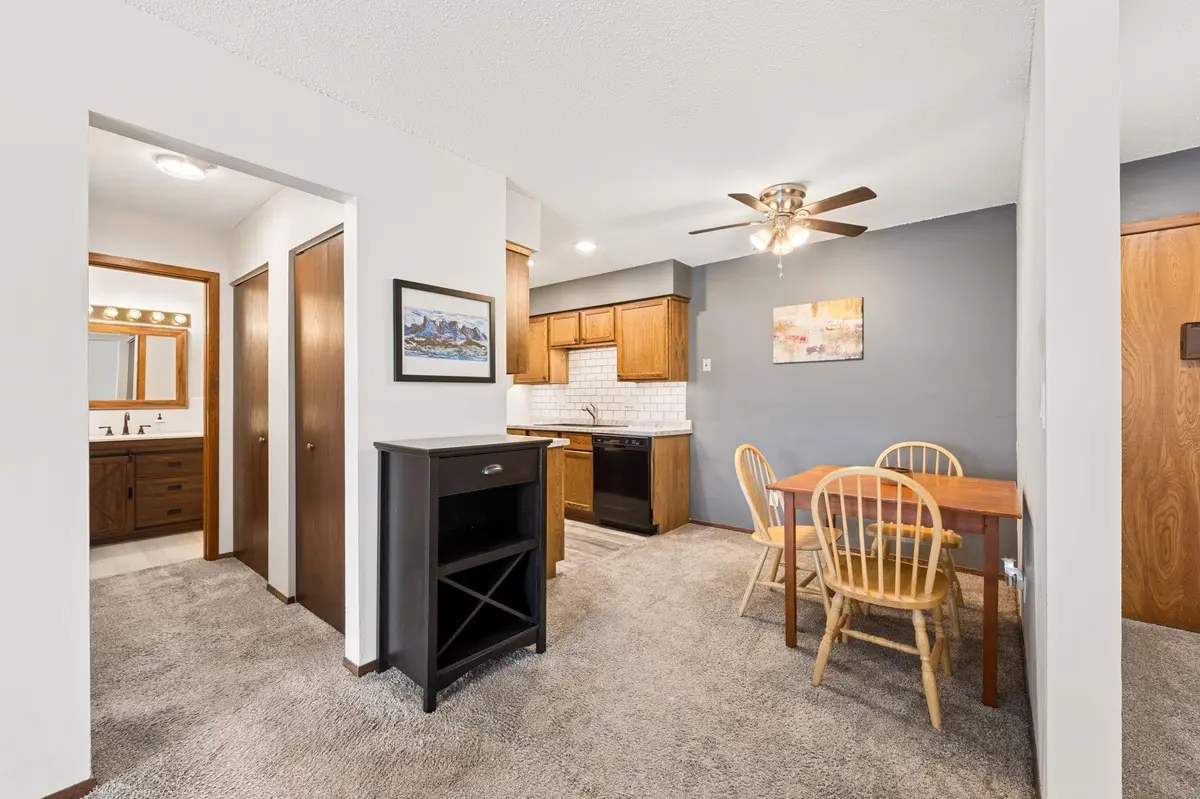 2730 Dale ST N #D311, Roseville, MN 55113
