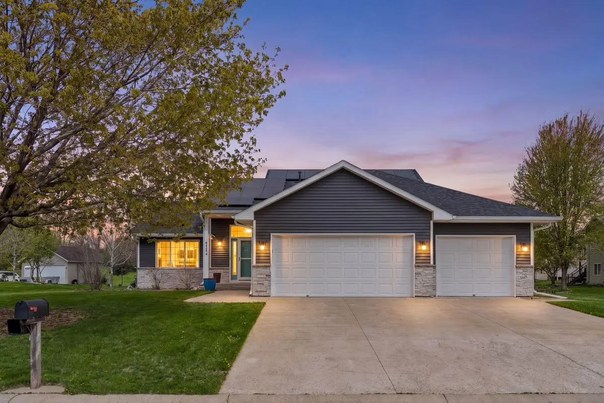 1274 Parkside LN, Waconia, MN 55387