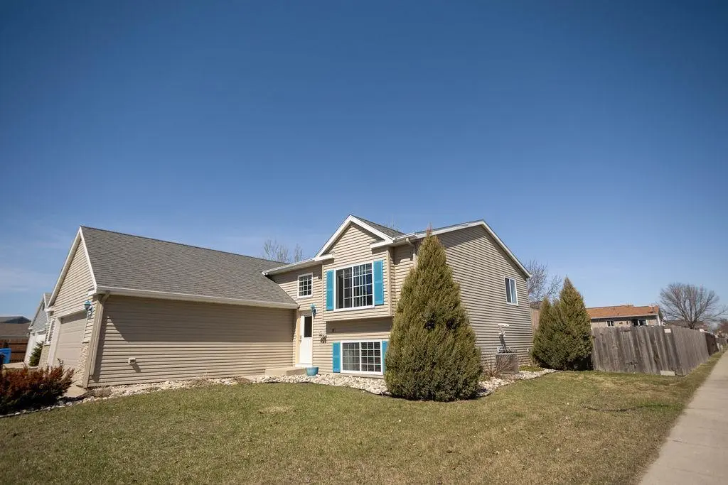 2111 61st AVE S, Fargo, ND 58104