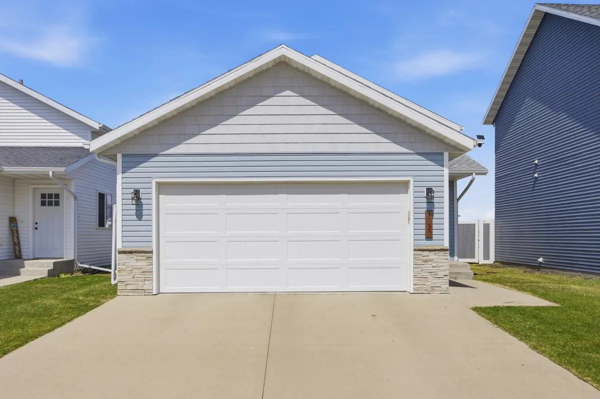 1150 Highland LN W, West Fargo, ND 58078