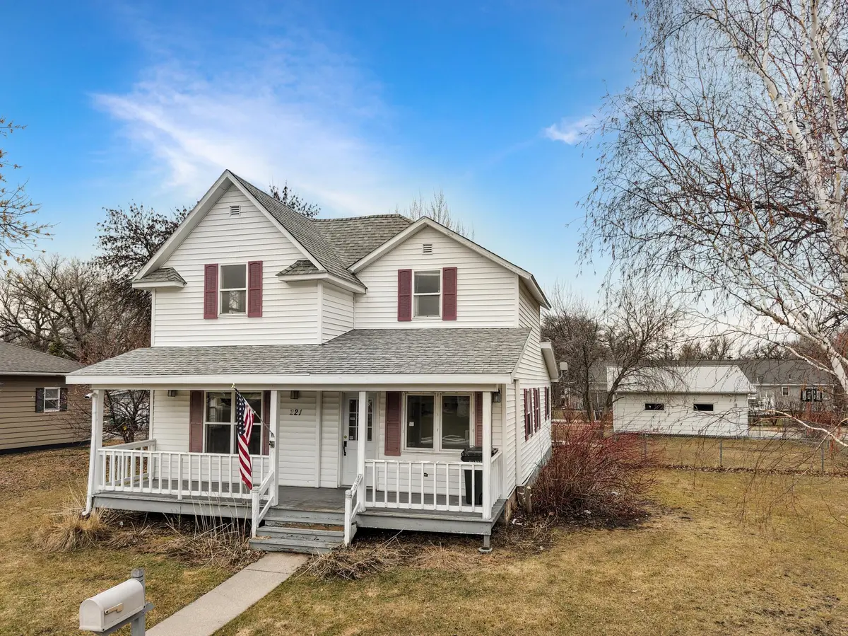 221 W Park AVE, Warren, MN 56762