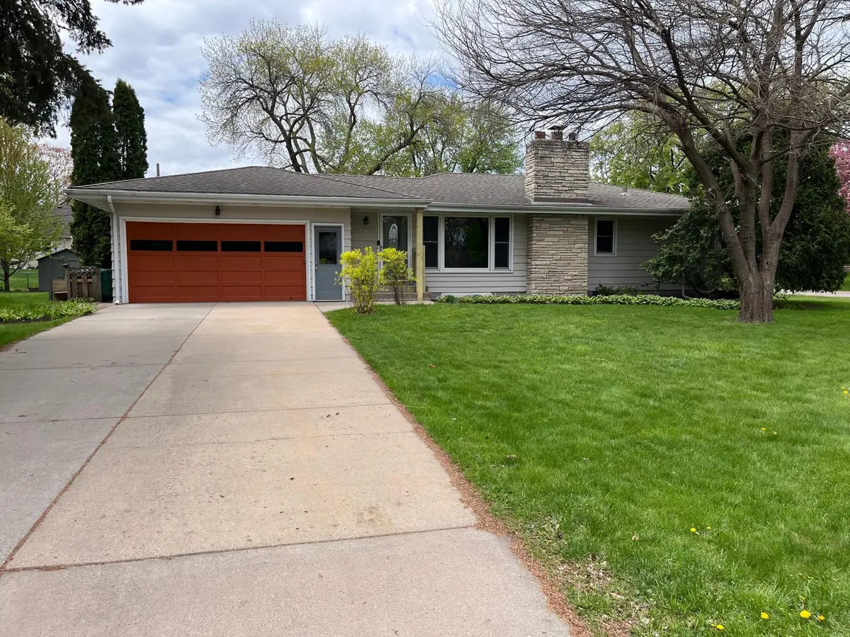 2017 Beacon ST, Roseville, MN 55113