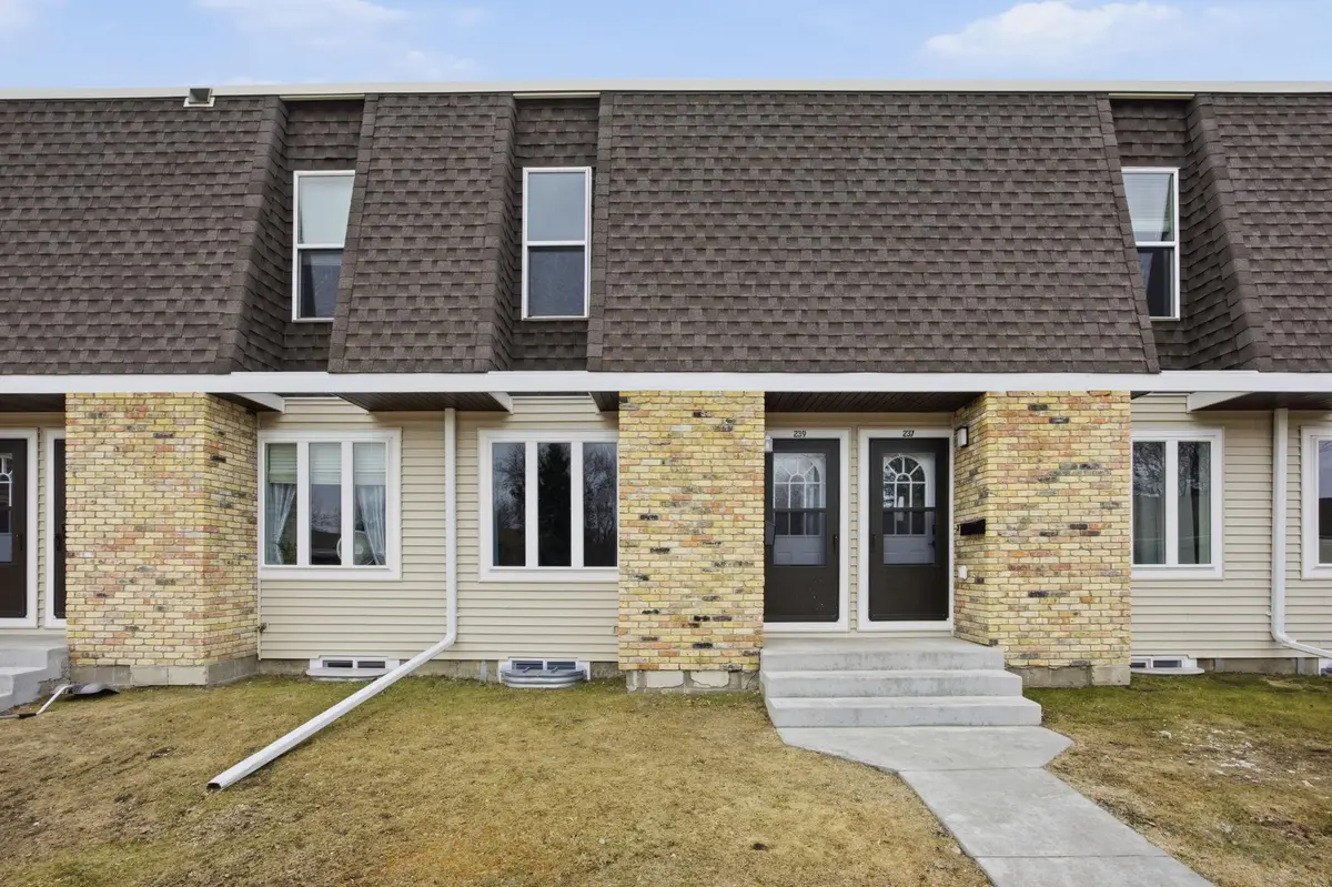 239 12 1/2 AVE E, West Fargo, ND 58078