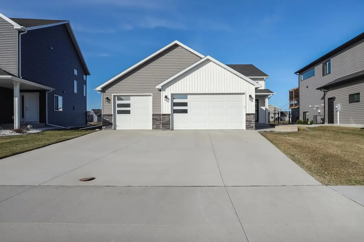 5461 Lori LN W, West Fargo, ND 58078