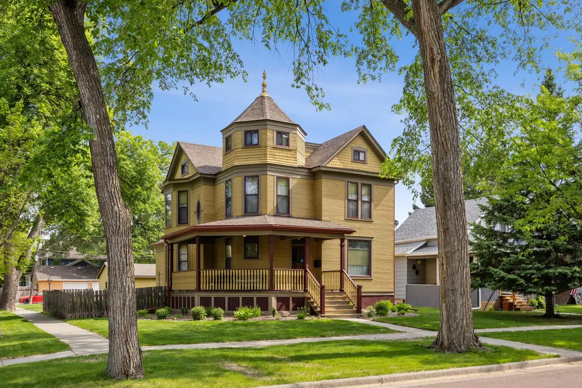 1121 4th AVE S, Fargo, ND 58103