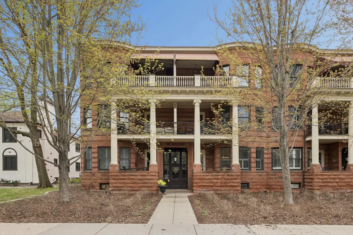 672 Summit AVE #102, Saint Paul, MN 55105