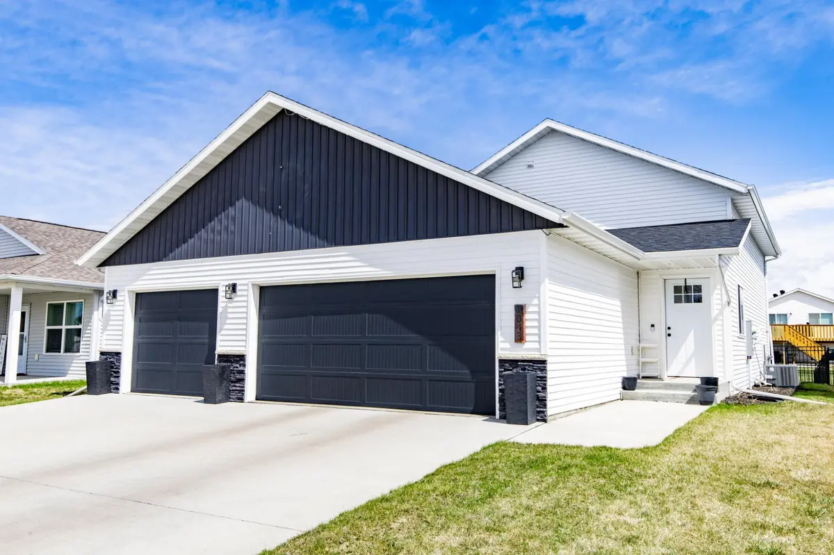 2043 11th ST W, West Fargo, ND 58078