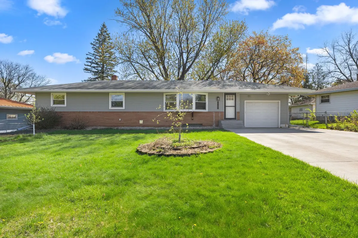 2780 Marion ST, Roseville, MN 55113