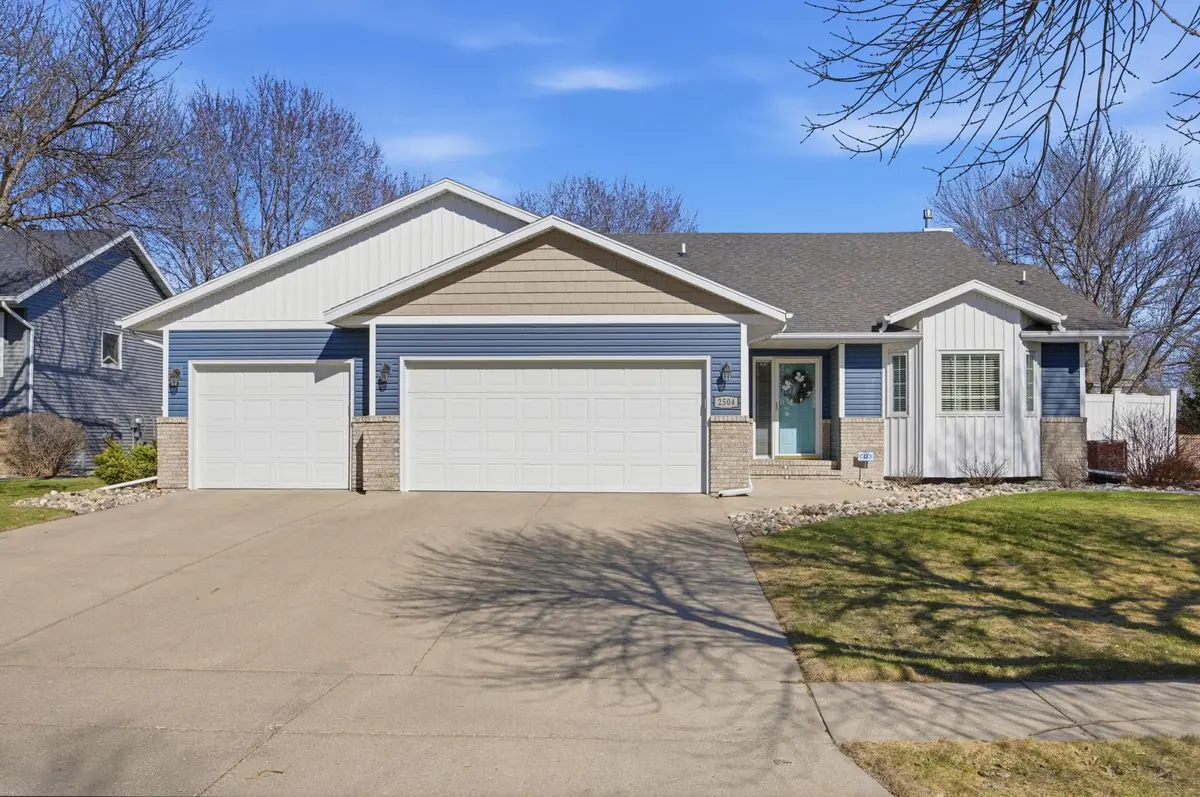 2504 33rd ST S, Fargo, ND 58103