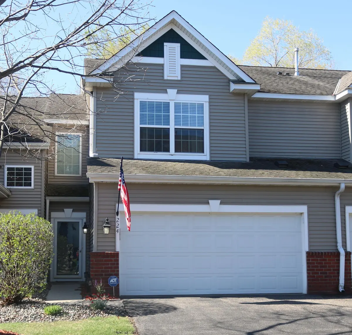 224 Heritage LN, Circle Pines, MN 55014