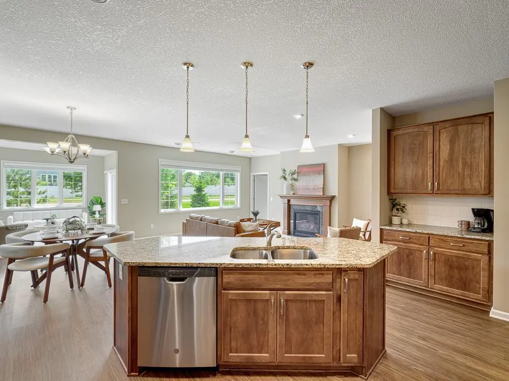 1085 Roselyn DR, Victoria, MN 55386