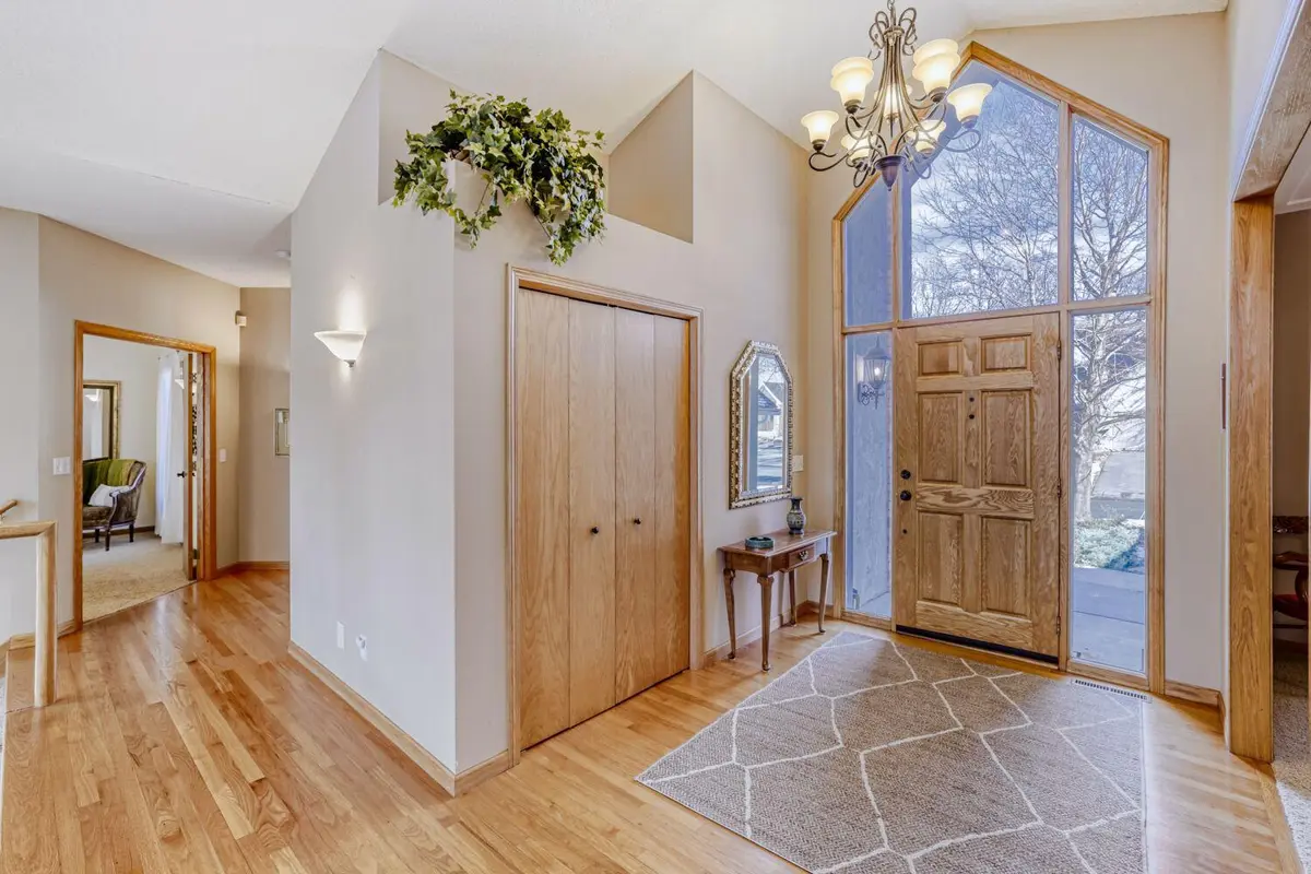 7945 Ranchview LN N, Maple Grove, MN 55311